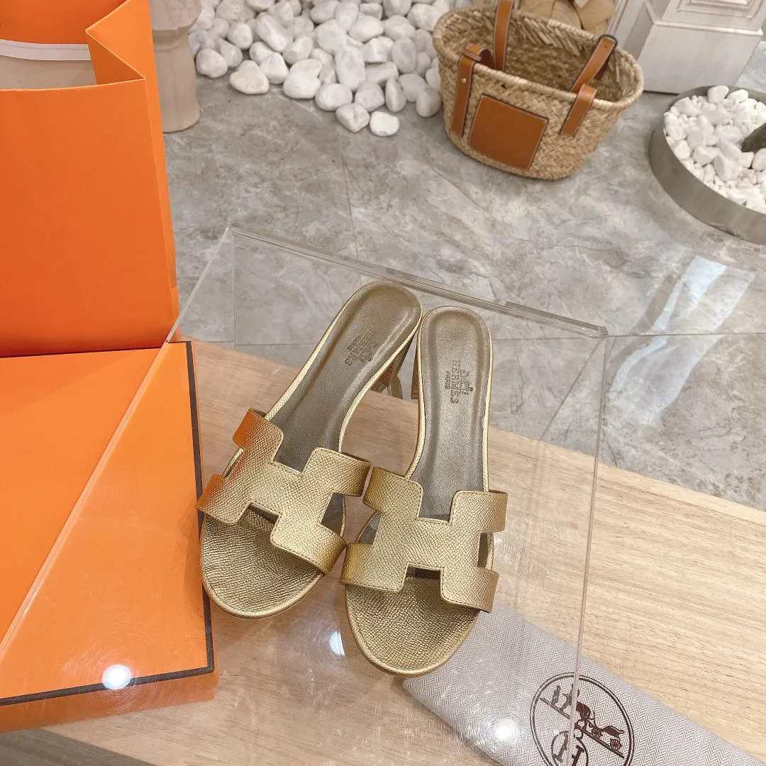 👟👟Ex-factory price 300👟👟 Genuine leather sole +40 🦄Hermès "Palm Print" has added new color sandals, "Year-round shipment" with three-dimensional concave and convex feeling on the classic "H" upper... It is a must-have item in your wardrobe, and it is magically versatile in this summer! This model fully demonstrates the classic Hermès style "palm print". Classic calfskin material ~ imported sheepskin. Lining 🐎Size: 34~42. Heel height ② type: low heel 1.5cm. Medium heel 4.5cm. Genuine leather sole +40 rubber sole.